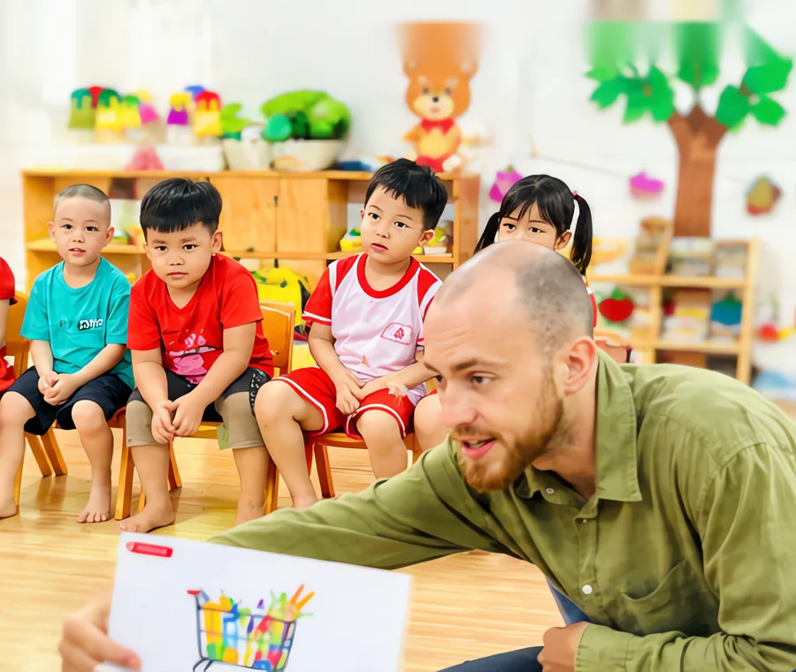 Các bé ngồi nghe cô giáo trong lớp